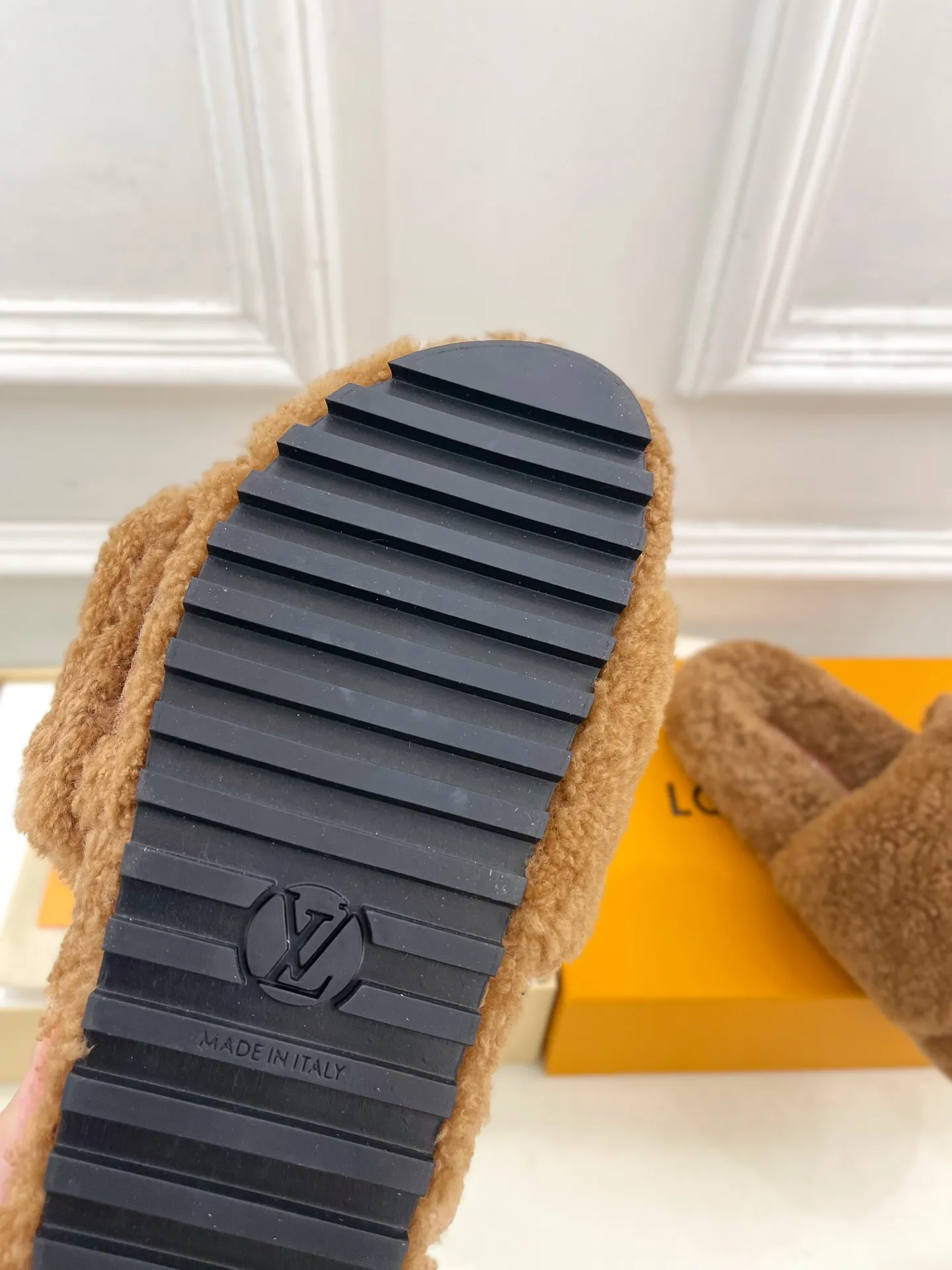 👟👟Ex-factory price 480👟👟 | Louis Vuitton 25𝐬𝐬 🧡💚2025 spring and summer new style top version⚠️ The counter features the latest LV wallet fur slippers, new hard goods🆕 ❥BS purchasing level! Full of high-end feel! A popular model among bloggers at home and abroad, it’s retro and fashionable and looks amazing on your feet! Mainly recommended model on the official website★ ━━━━━ ЅᏇєєt ━━━━━ ▪️Upper: Original custom-made wool ▪️Lining: imported goat hair lining ▪️Outsole: Original custom-made non-slip outsole ▪️Heel height: flat ▪️Shoe size: 35-39 (40.41.42 customization is not returnable)